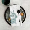 Frohstoff Serviette aus Halbleinenstoff mit dem Siebdruckmotiv Wildkaninchen in minzgruen