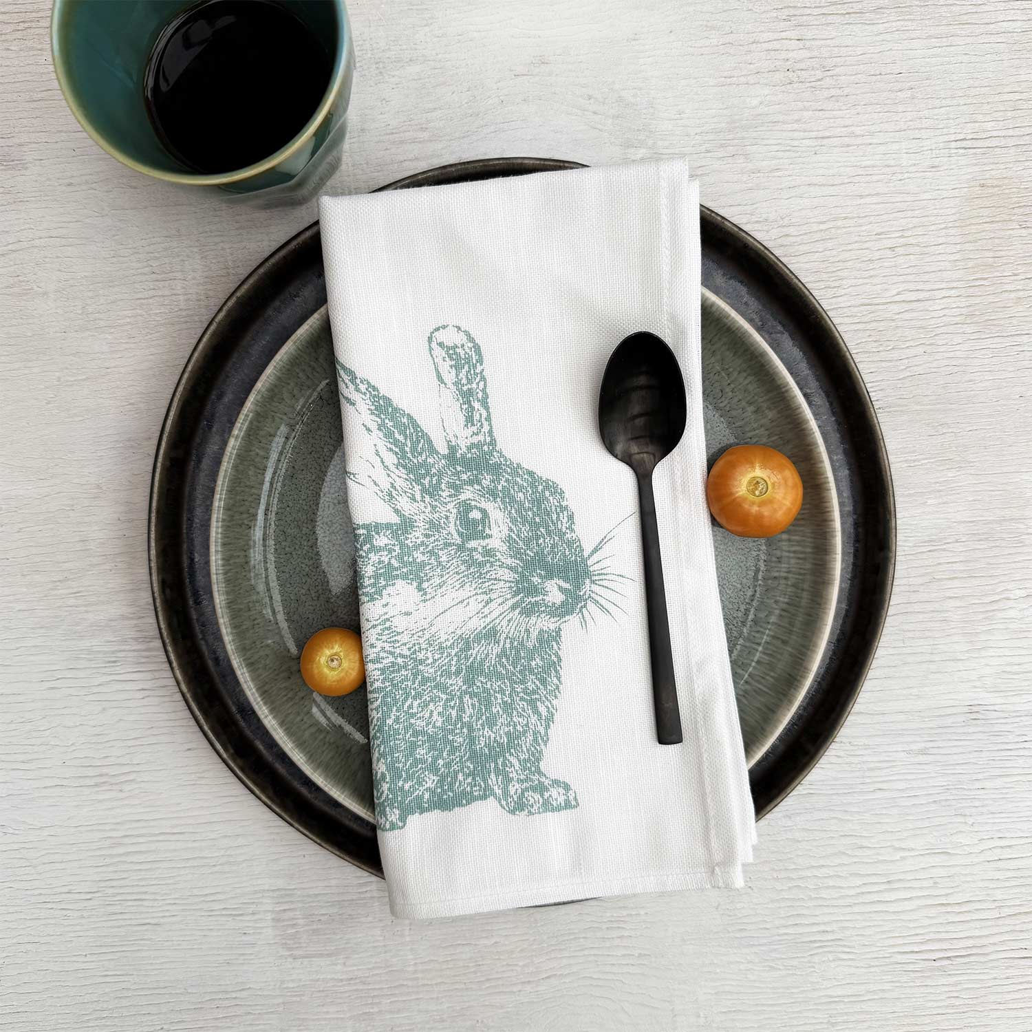 Frohstoff Serviette aus Halbleinenstoff mit dem Siebdruckmotiv Wildkaninchen in minzgruen