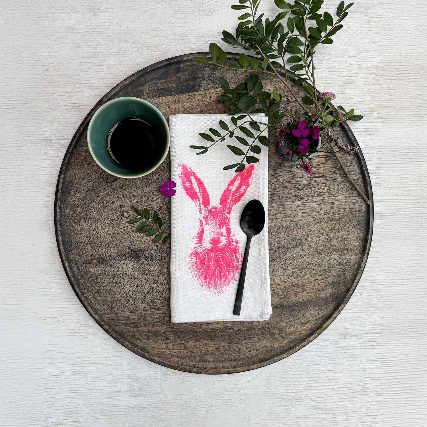 Frohstoff Serviette aus Halbleinenstoff mit dem Siebdruckmotiv Feldhase in neonpink
