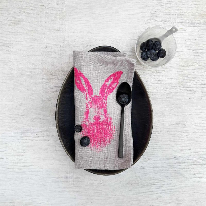 Frohstoff Serviette aus grauem Leinen mit dem Siebdruckmotiv Feldhasen in neonpink