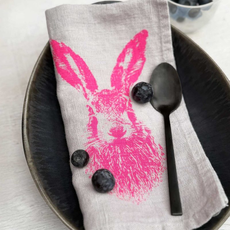 Frohstoff Serviette aus grauem Leinen mit dem Siebdruckmotiv Feldhasen in neonpink