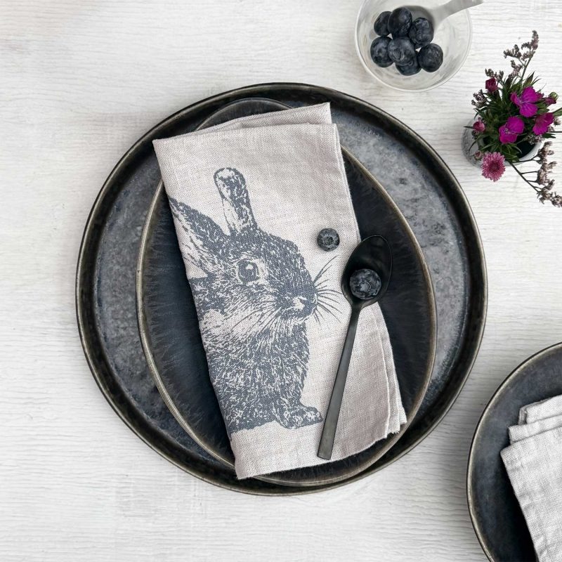 Frohstoff Serviette aus grauem Leinenstoff mit dem Wildkaninchen in blaugrau als Motiv