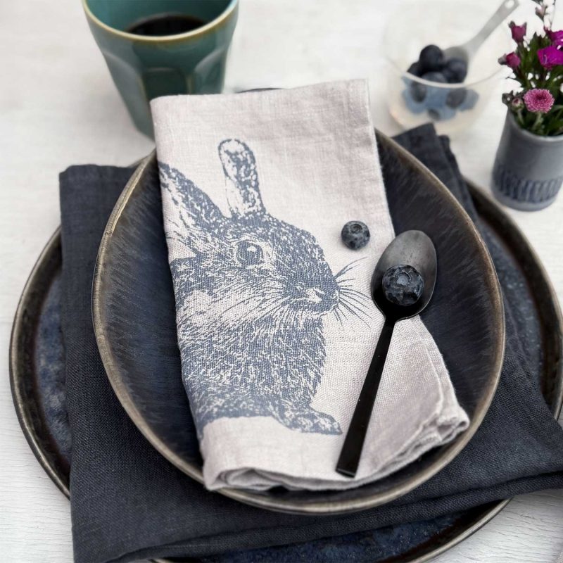 Frohstoff Serviette aus grauem Leinenstoff mit dem Wildkaninchen in blaugrau als Motiv