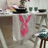 Frohstoff Tischläufer aus grauem leinen mit beidseitigem bedruck des Feldhasen in neonpink