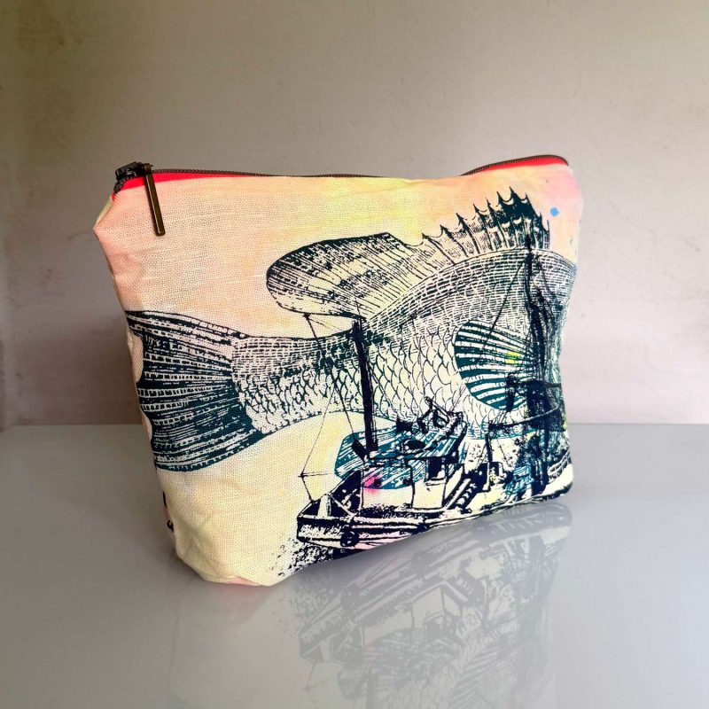Frohstoff Atelier Unique Etui mit dem Motiv Barsch und Kutter