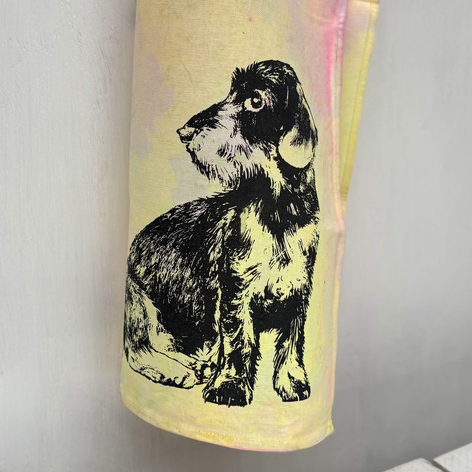 Frohstoff Qnique Atelier Geschirrtuch mit dem Motiv Dackel bunt eingefaerbt