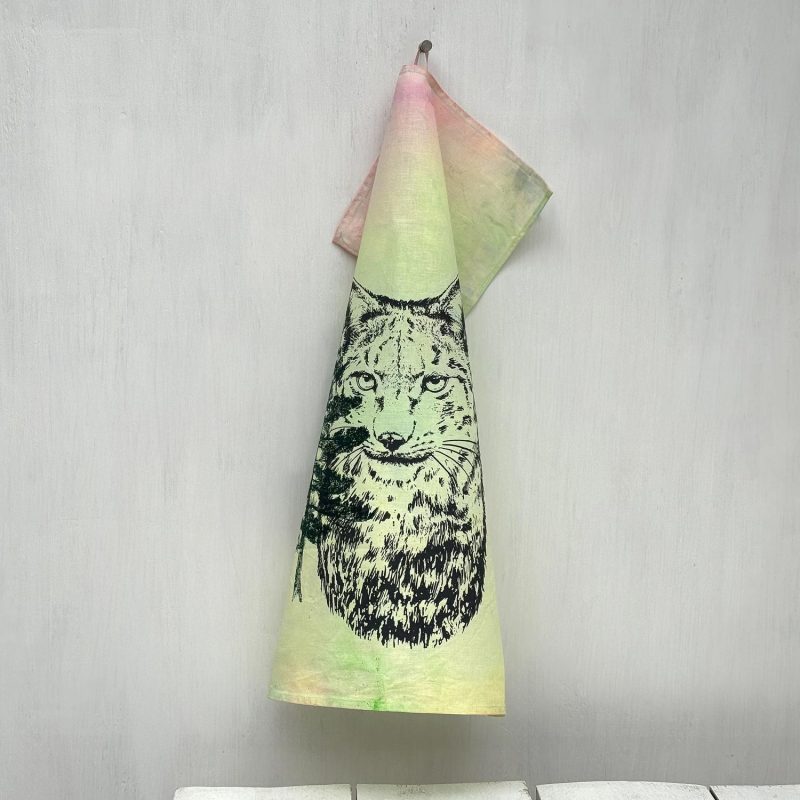 Frohstoff Atelier Geschirrtuch mit dem Motiv Luchs & Fichte bunt eingefaerbt
