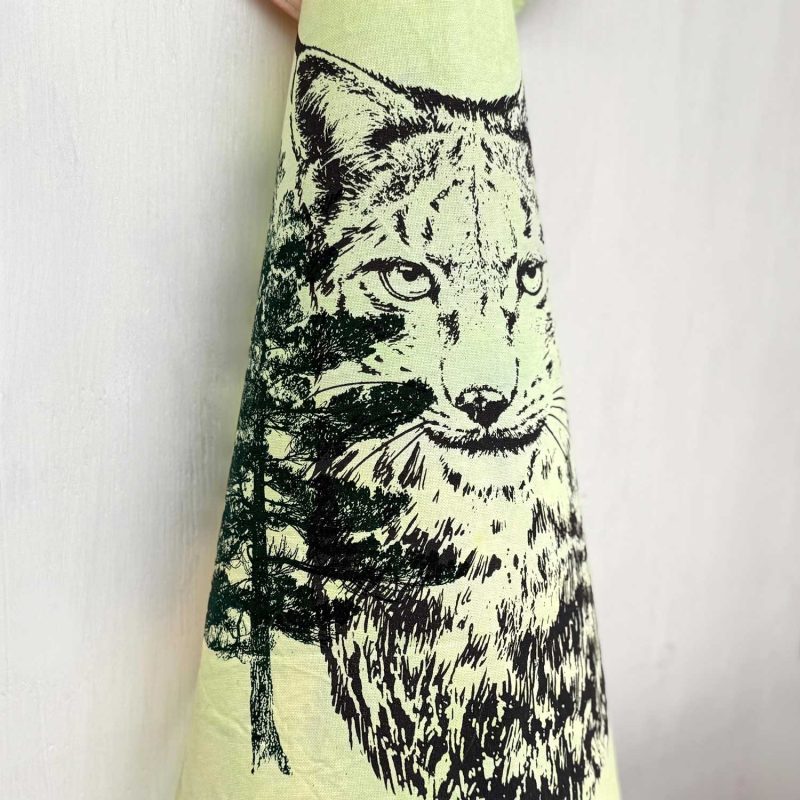 Frohstoff Atelier Geschirrtuch mit dem Motiv Luchs & Fichte bunt eingefaerbt