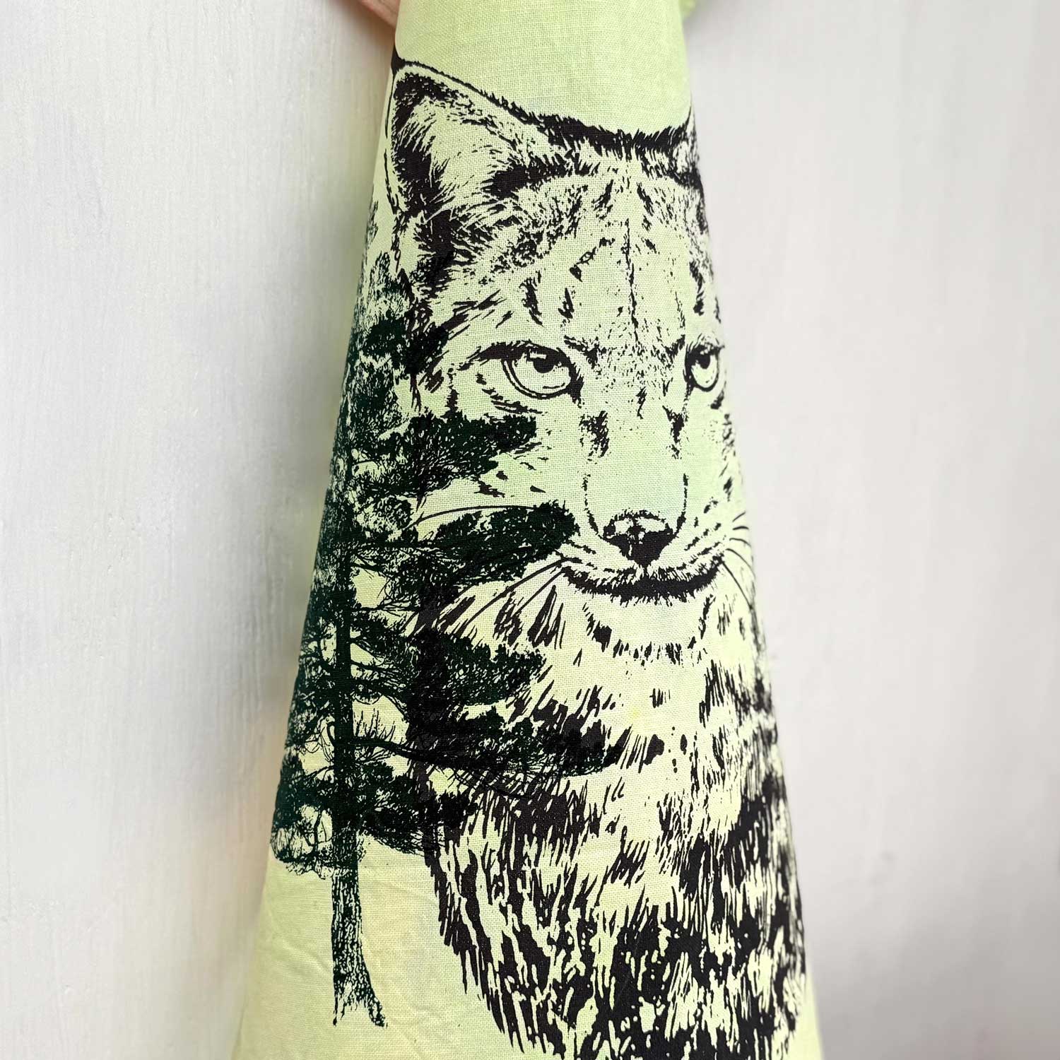 Frohstoff Atelier Geschirrtuch mit dem Motiv Luchs & Fichte bunt eingefaerbt