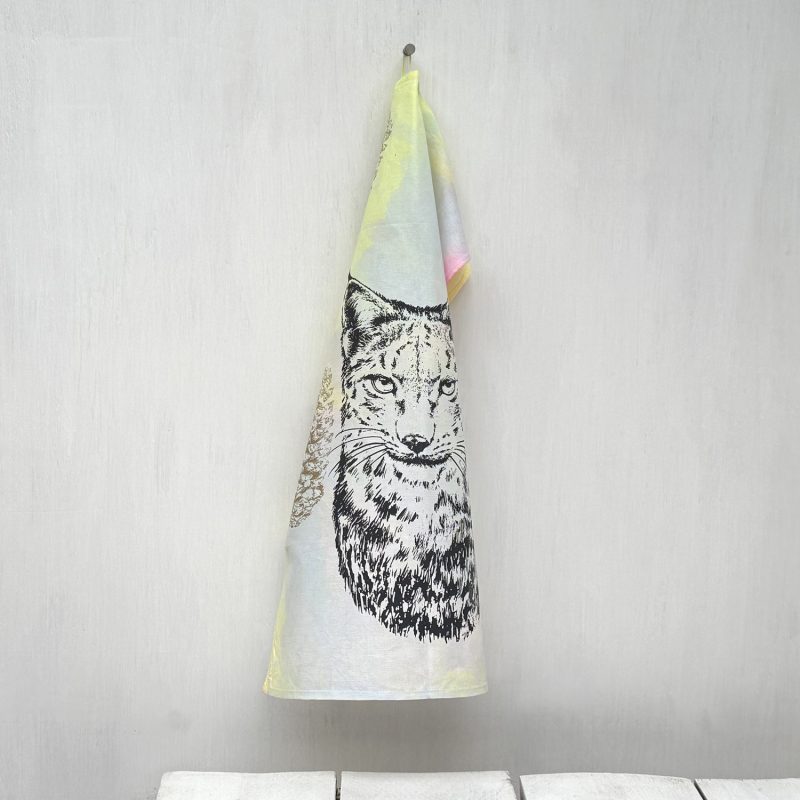 Frohstoff Atelier Geschirrtuch mit dem Motiv Luchs & zwei Zapfen bunt eingefaerbt