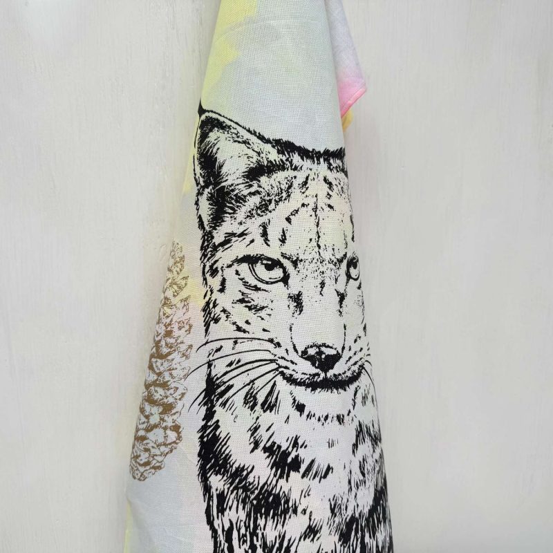 Frohstoff Atelier Geschirrtuch mit dem Motiv Luchs & zwei Zapfen bunt eingefaerbt