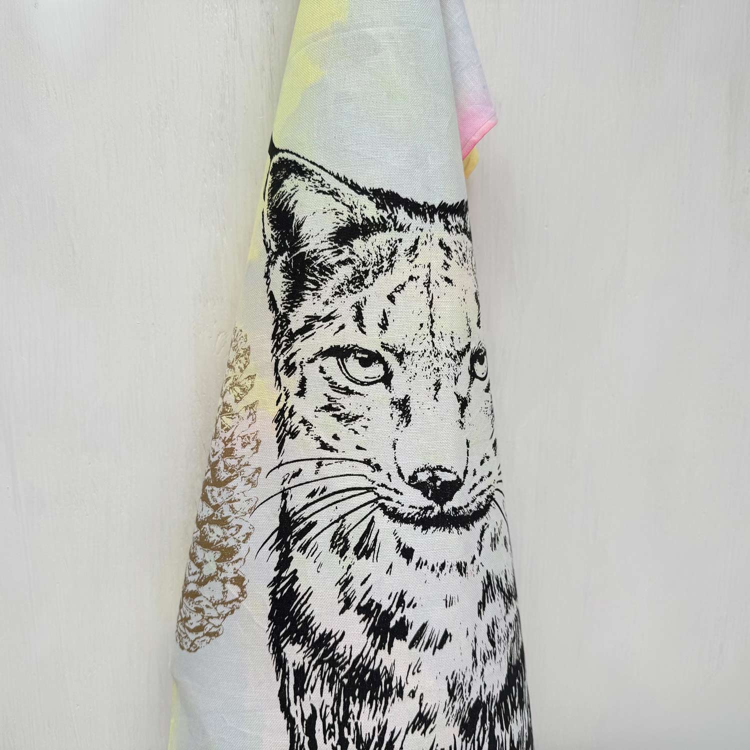 Frohstoff Atelier Geschirrtuch mit dem Motiv Luchs & zwei Zapfen bunt eingefaerbt