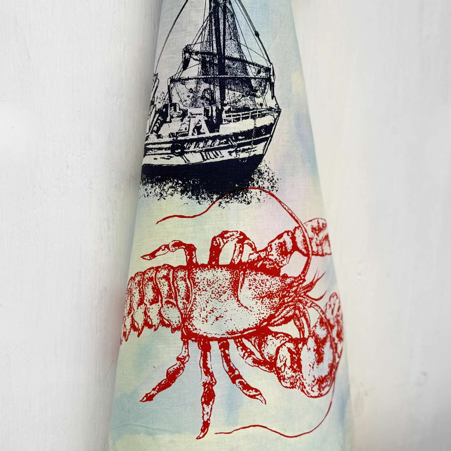 Frohstoff Atelier Geschirrtuch mit dem Motiv Kutter & Hummer bunt eingefaerbt