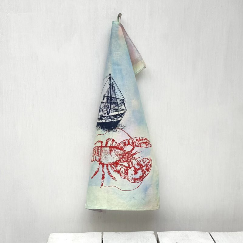 Frohstoff Atelier Geschirrtuch mit dem Motiv Kutter & Hummer bunt eingefaerbt