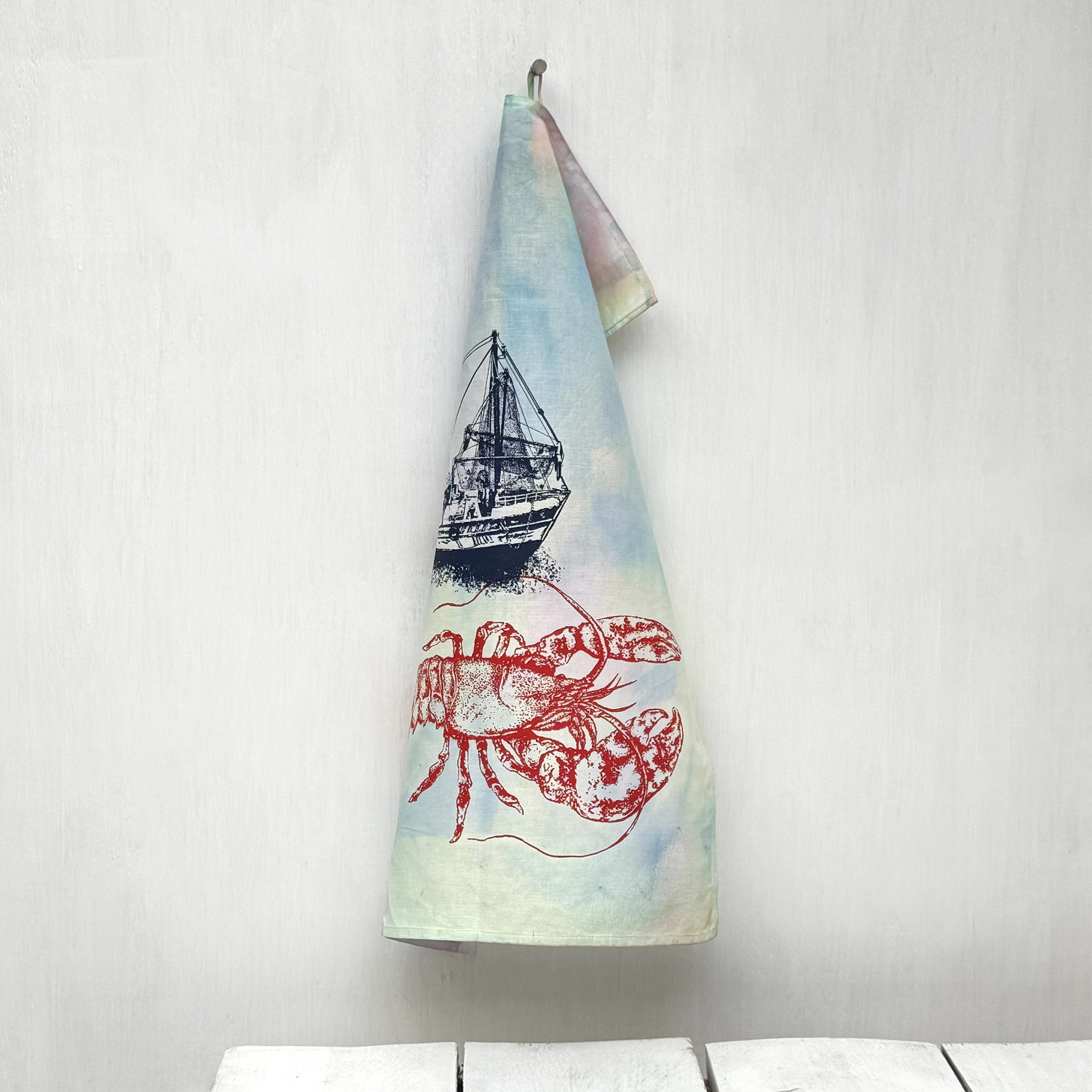 Frohstoff Atelier Geschirrtuch mit dem Motiv Kutter & Hummer bunt eingefaerbt