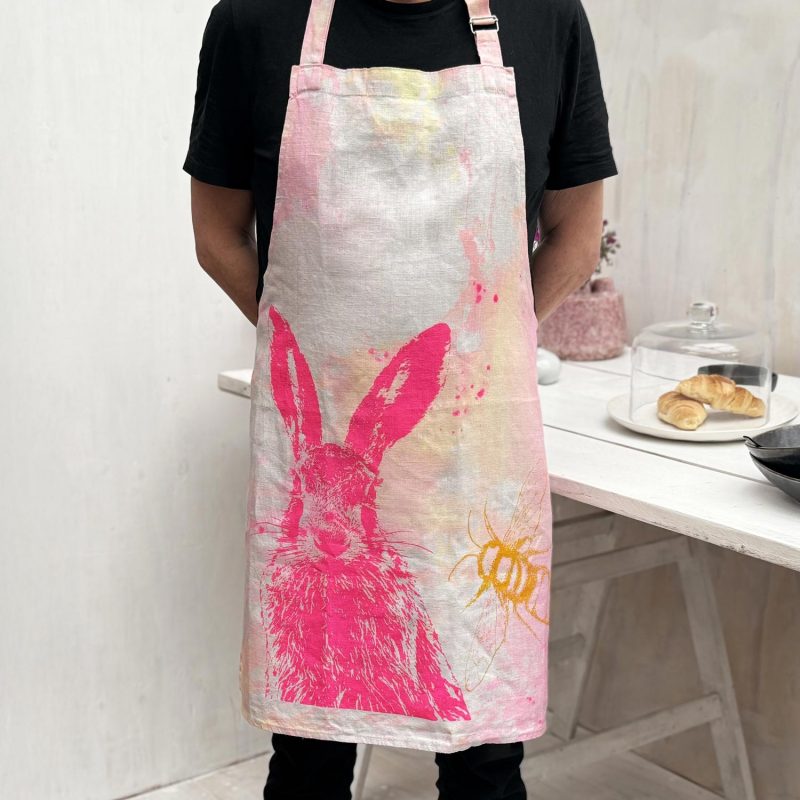 Frohstoff Unique Leinenschürze mit dem Motiv Feldhase und Biene bunt eingefaerbt
