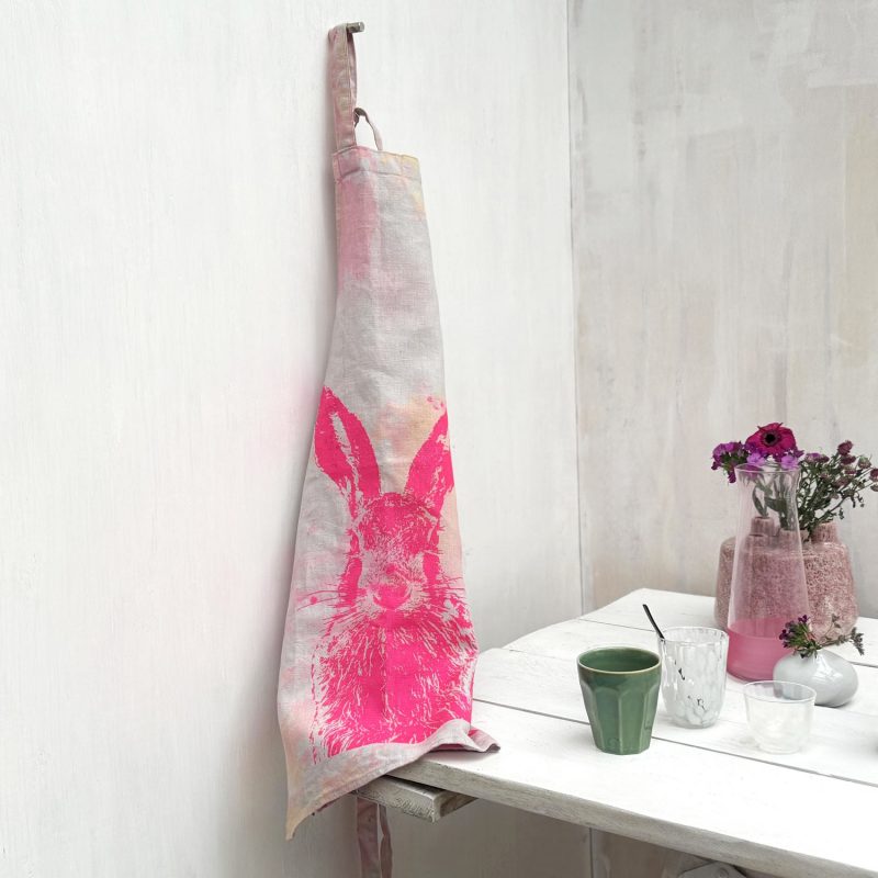 Frohstoff Unique Leinenschürze mit dem Motiv Feldhase und Biene bunt eingefaerbt