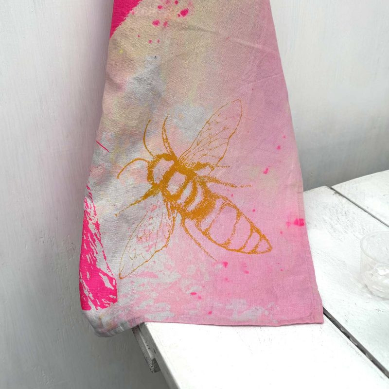 Frohstoff Unique Leinenschürze mit dem Motiv Feldhase und Biene bunt eingefaerbt