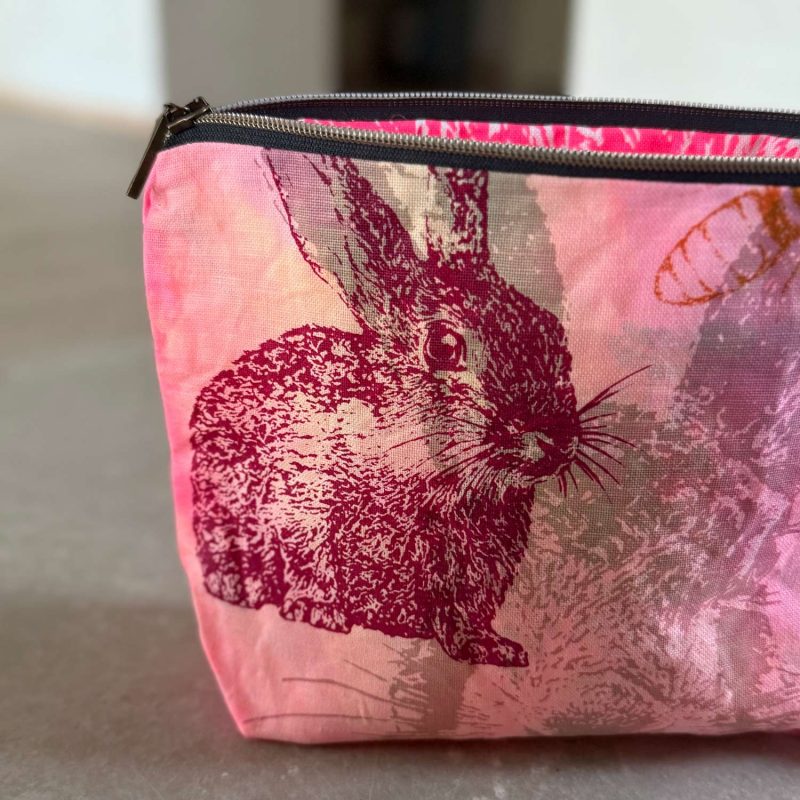 Frohstoff Unique Fruehlingsetui aus unserer Atelier-Kollektion in bunten Farben mit dem Wildkaninchen als Motiv