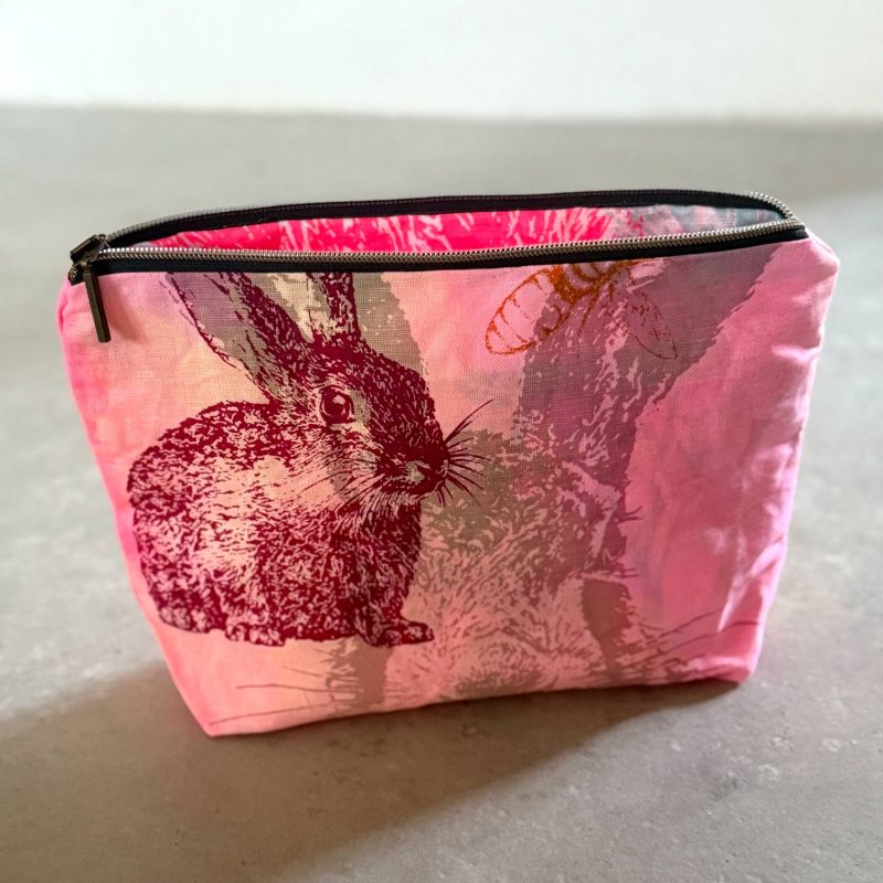 Frohstoff Unique Fruehlingsetui aus unserer Atelier-Kollektion in bunten Farben mit dem Wildkaninchen als Motiv