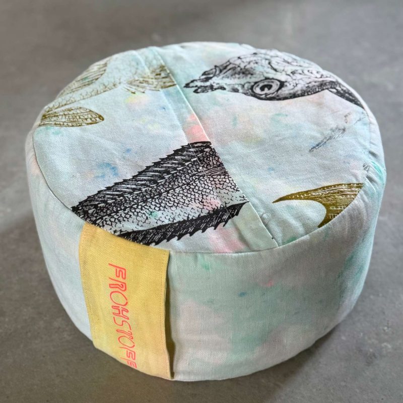 Frohstoff Atelier Yogakissen mit dem Motiv Barsch in vielen bunten Farben