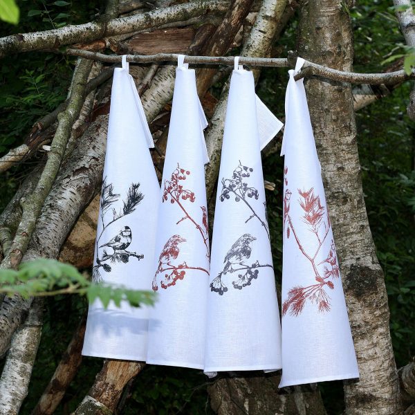 Frohstoff Geschirrtücher mit verschiedenen Vogel-Motiven in einem Wald an mehreren Ästen befestigt