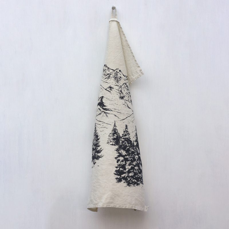 Frohstoff Leinengeschirrtuch in Pine mit dem Siebdruckmotiv Wanderlust in anthrazit.