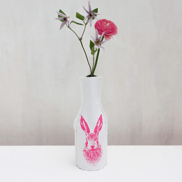 Frohstoff Flaschenhusse mit Feldhasen-Motiv in Neonpink mit einer pinken Blume