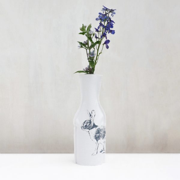 Frohstoff Flaschenhusse mit Hasen-Motiv in Blaugrau mit einer blauen Blume
