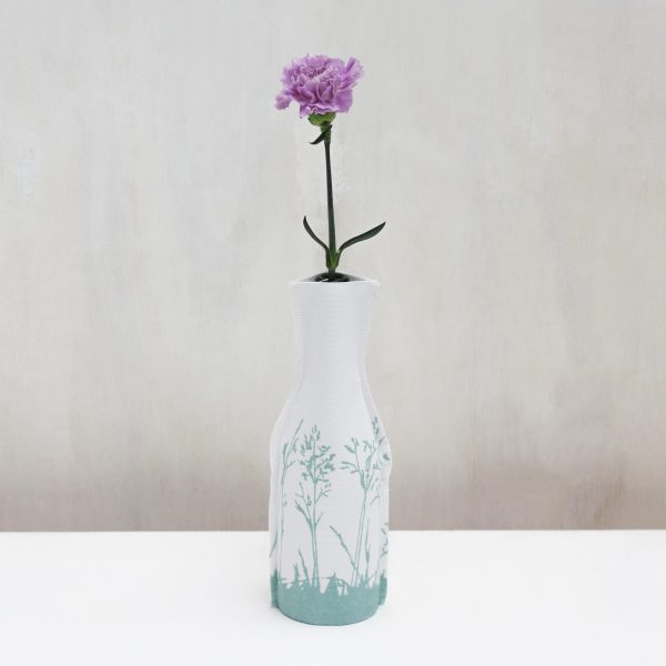 Frohstoff Flaschenhusse mit Wiesen-Motiv in Minze mit einer Blume