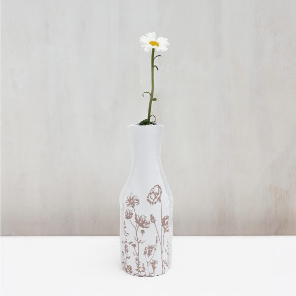 Frohstoff Flaschenhusse mit Wildblumen-Motiv in Rose mit einer Blume dekoriert