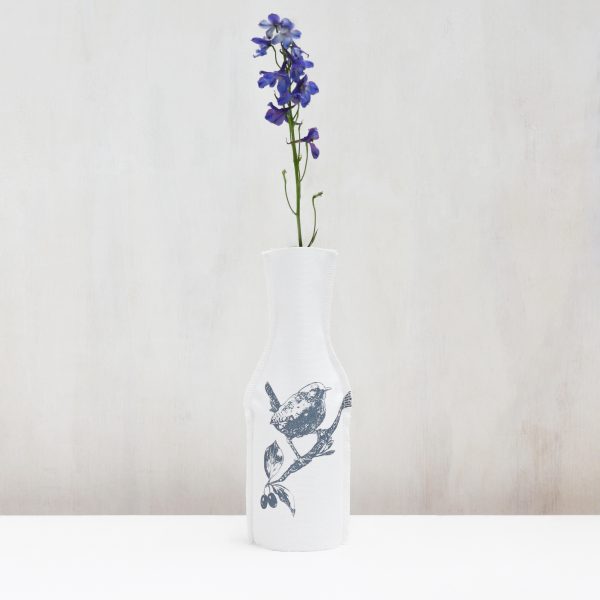 Frohstoff Flaschenhusse mit Zaunkönig-Motiv in Blaugrau mit einer Blume dekoriert