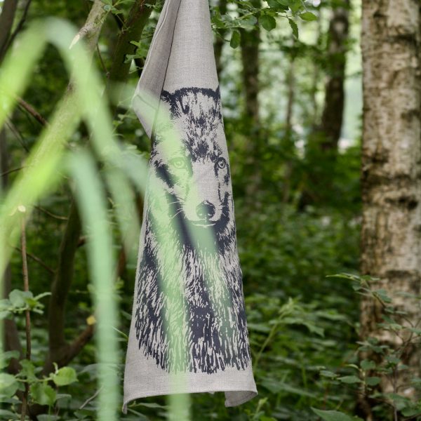 Frohstoff Geschirrtuch aus Leinen mit Fuchs-Motiv an einem Ast befestigt in einem Wald
