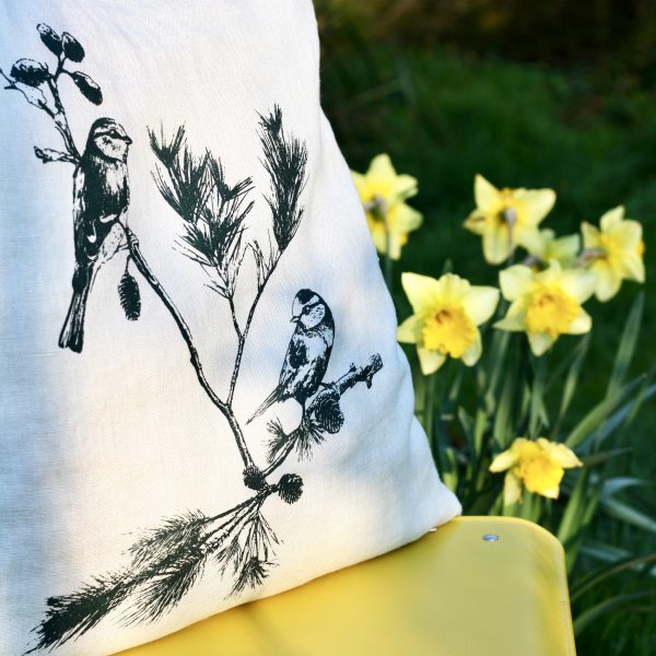 Frohstoff Kissen aus Leinen Grau mit Meisen-Motiv vor gelben Blumen