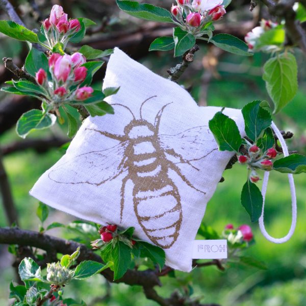 Frohstoff Lavendelkissen aus Leinen mit Bienen-Motiv in Messing in einem blühenden Baum