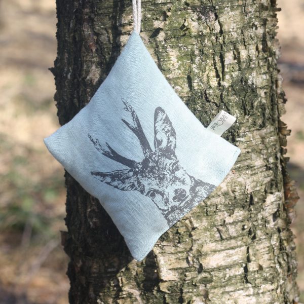 Frohstoff Lavendelkissen aus Leinen Minze mit Rehbock-Motiv an einem Baum aufgehangen