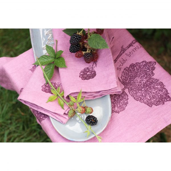 Frohstoff Serviette aus Leinen Wildberries in der Natur mit Beeren dekoriert