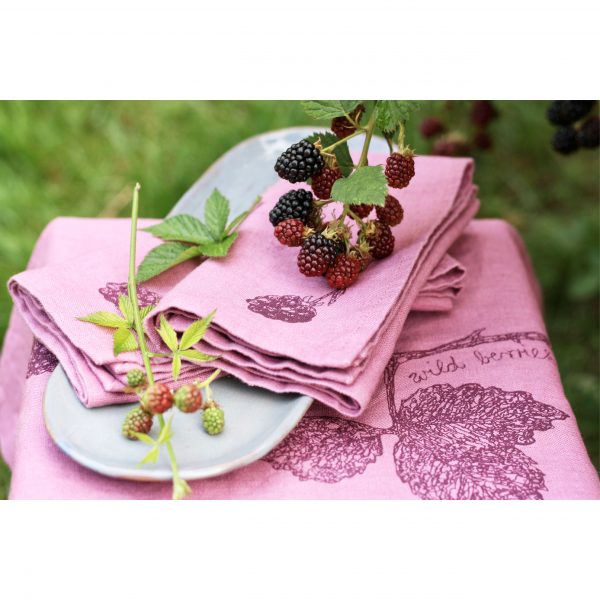 Frohstoff Serviette aus Leinen Wildberries mit Beeren in der Natur dekoriert