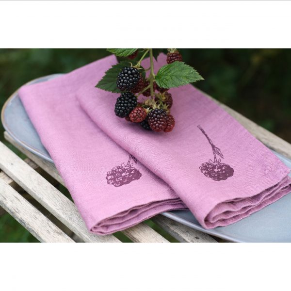 Frohstoff Serviette rosa Wildberries mit Beeren auf einem Holztisch dekoriert
