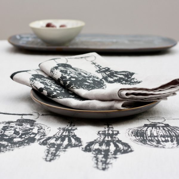 Frohstoff Tischläufer aus Leinen mit Kugelmotiv in anthrazit auf einem Tisch dekoriert mit einem Teller auf dem Servierten angerichtet sind