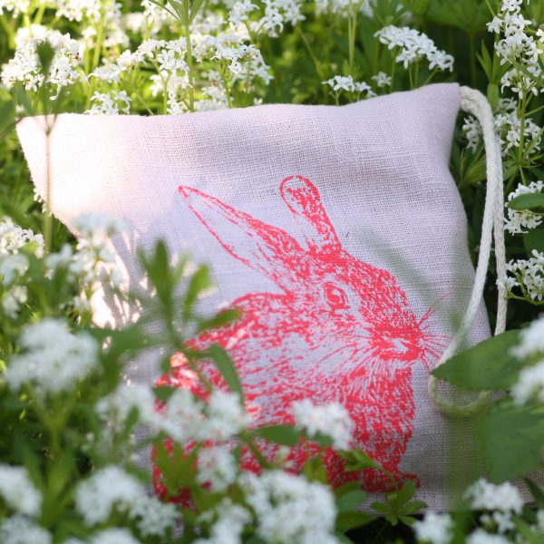 Frohstoff Lavendelkissen aus Leinen Rosa mit Wildkaninchen-Motiv in Koralle in weißen Blumen gelegt