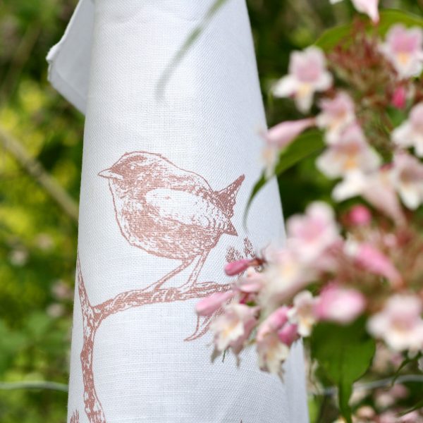 Frohstoff Geschirrtuch mit Zaunkönig-Motiv in Rost in weiß-rosanen Blumen