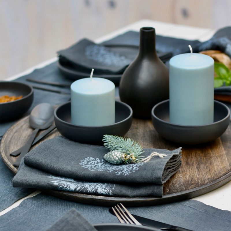 Frohstoff Leinenservietten in Anthrazit mit den Siebdruckmotiven Zapfen und Zweig in Eisblau.