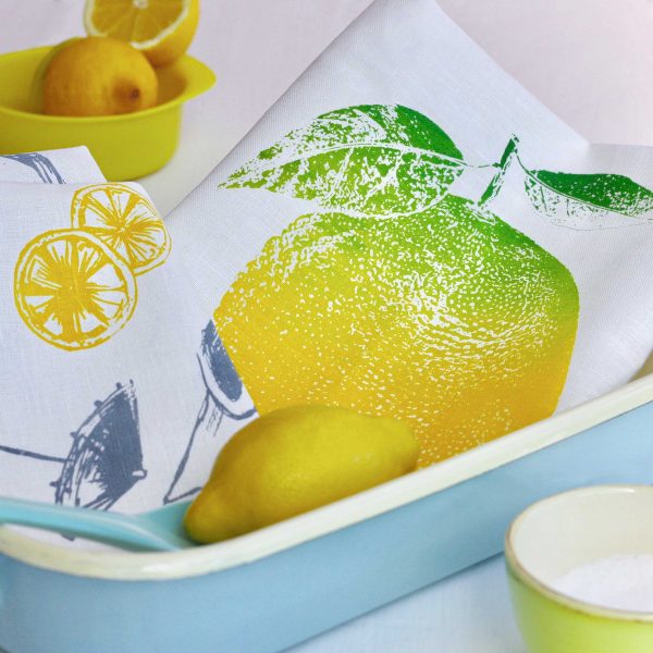 Frohstoff Geschirrtuch mit Zitronen-Motiv in Grün Gelb in einer dekorierten Schale