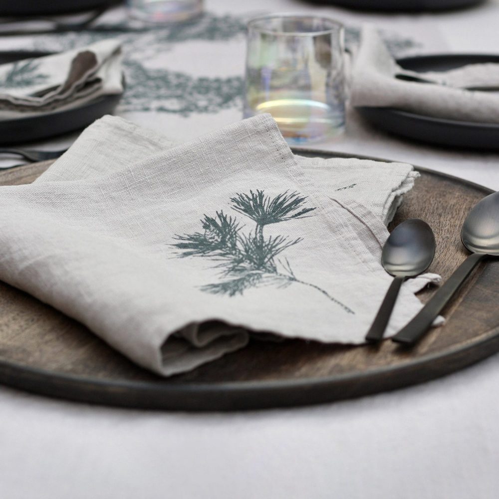 Frohstoff Leinenserviette in Grau mit dem Siebdruckmotiv Zweig in rauchgrün.