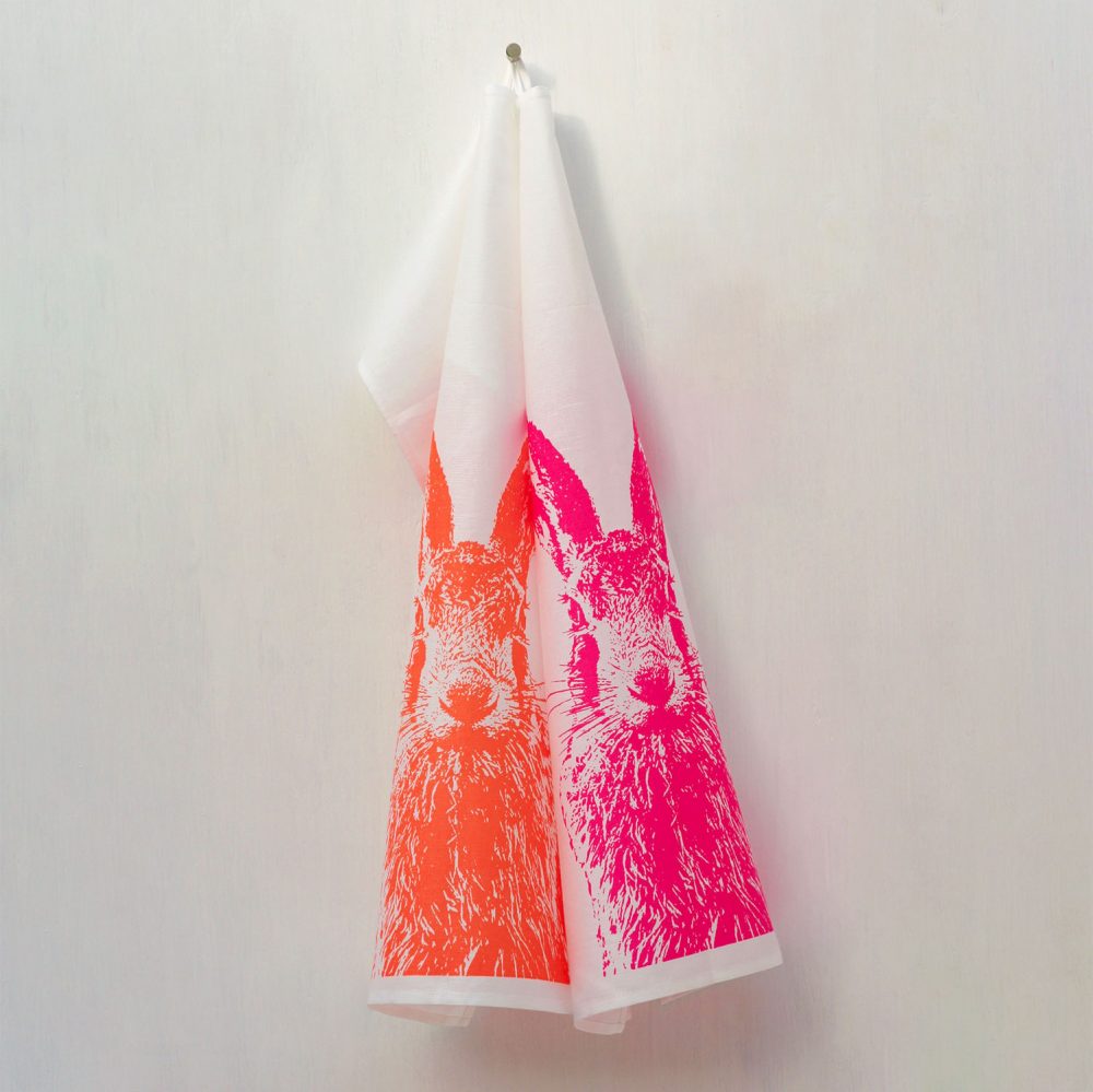 Frohstoff Geschirrtücher mit dem Siebdruckmotiv Feldhase in neonpink und koralle.