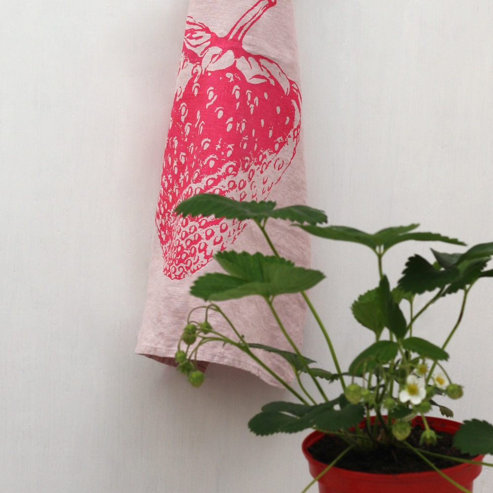 Frohstoff Leinengeschirrtuch in Rosa mit dem Siebdruckmotiv Erdbeere in neonpink.