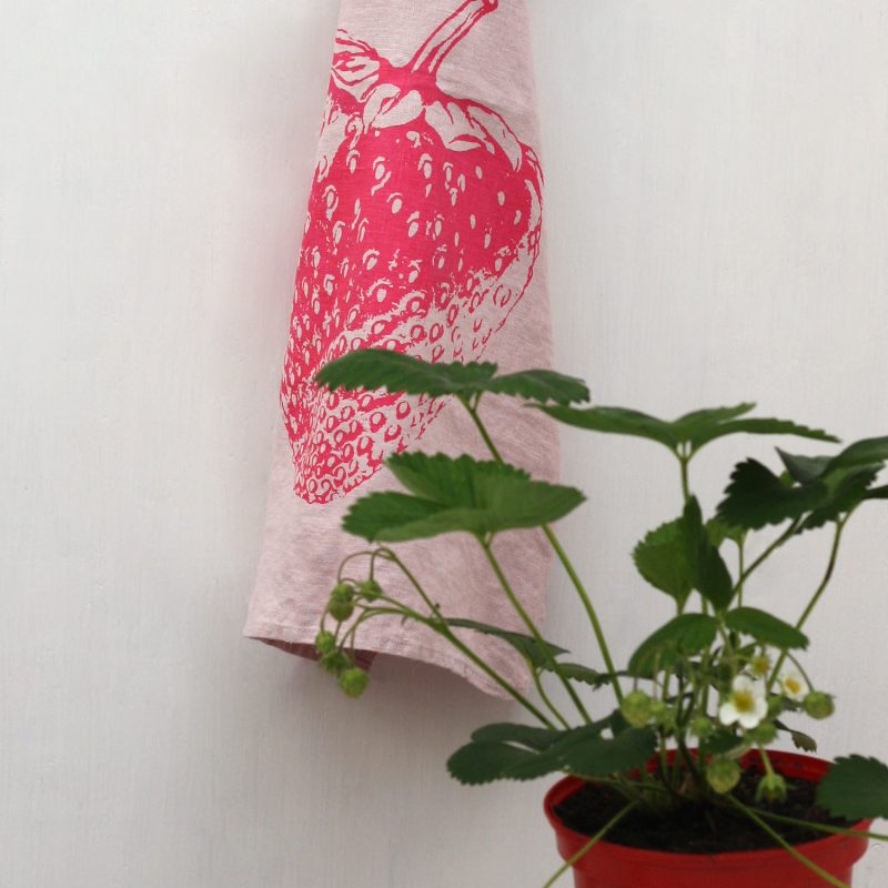Frohstoff Leinengeschirrtuch in Rosa mit dem Siebdruckmotiv Erdbeere in neonpink.